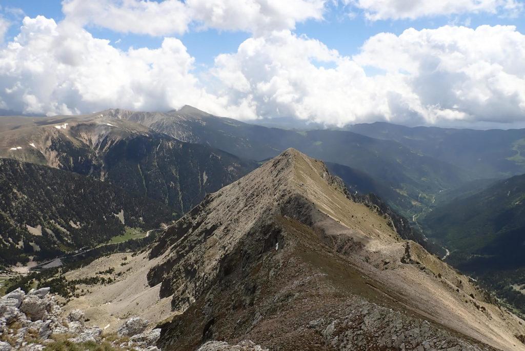 El Gra de Fajol Petit delante, con la Roca Colom y Costabona al fondo izquierda, a la derecha el valle del Ter